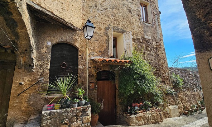 Villecroze House | Le Portail D'airain