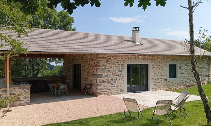 Saint-Julien-du-Pinet Cottage | Le Refuge de Jorance and its spa 🌲🌼🏡🌄