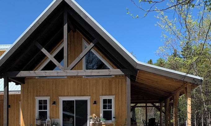 East Broughton Ski Chalet | Le Shack de la Veuve, Chalet Rustique en Plein Coeur D'une Érablière