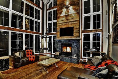Stoneham Ski Chalet | Le Sto Shack 25 Chemin Blanc by Les Chalets Alpins