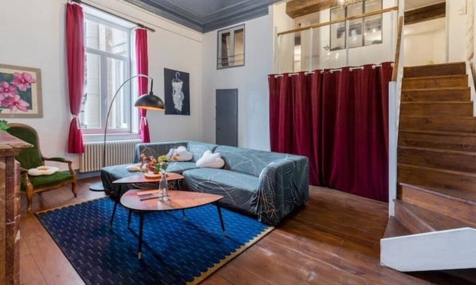 Gares Apartment | Le Théâtre ~ Spacious, Downtown & Quiet