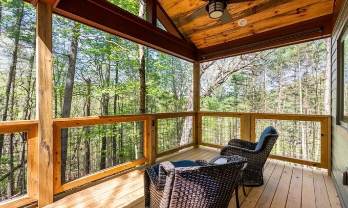 Marshall Cabin | Leaf Change Special Oak Treehouse Near Asheville - Pet Friendly