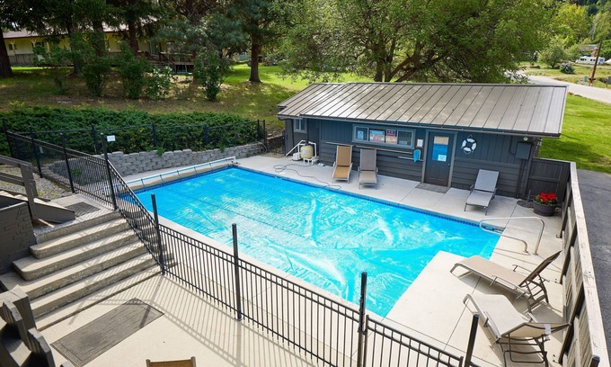 Leavenworth House | Leavenworth Retreat - pet-friendly with hot tub and mountain views