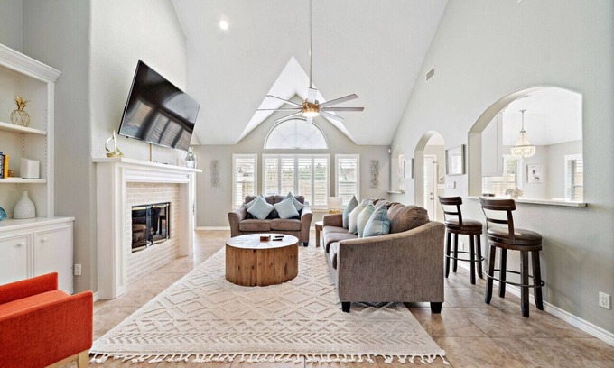 Clear Lake Shores House | Leeward - Baybreeze Grove