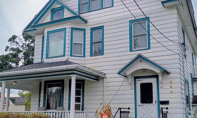 Wisconsin Dells House | LeGros Chateau - Best Downtown Dells Vacation Rental! GAME ROOM!