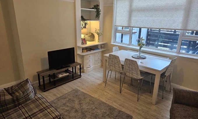 Leigh-on-Sea Apartment | Leigh-on-Sea Retreat - 2 Bedroom Apartment