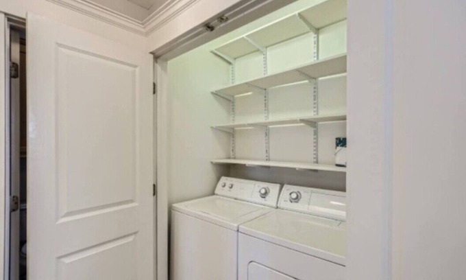 Oak Lawn Apartment | Lemmon 201 Chic & Stylish 1-Bedroom Getaway