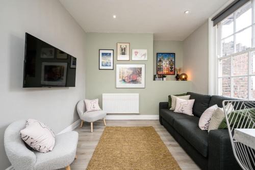Georgian Quarter Apartment | Lennon's Place Sleeping 5 Guests