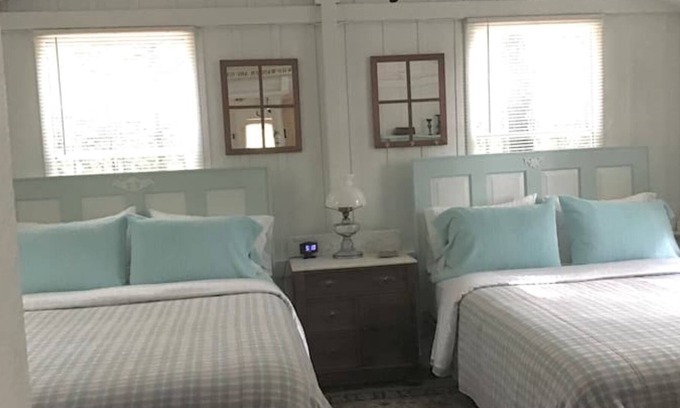 Hartshorn Cottage | Leona’s Cottage -Uniquely Rustic Comfortably Cozy