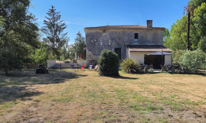 Fronsac Villa | Les Bon Amis: Large 3-bedroom 100m2 riverside gîte for 6 people