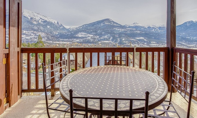 Embrun Apartment | Les Fauvettes - appartement vue imprenable sur montagne