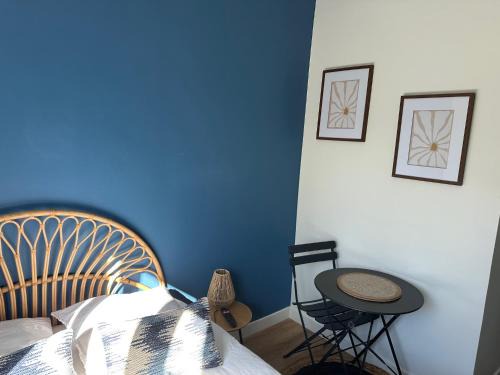 Miroir - Batignolles Apartment | Les Lilas Gare Centre 2 Pers
