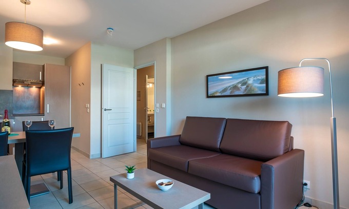 Concarneau Apartment | Les Thermes 402 - Appt avec piscine commune