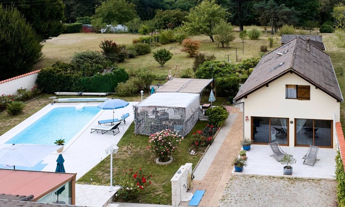 Mouleydier Bed & Breakfast | Les Tuilières – Guest Room with Pool and Air Conditioning in Mouleydier