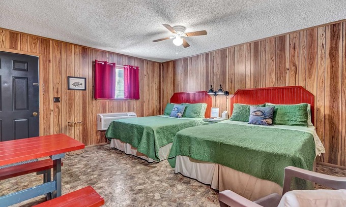 Quitman Hotel | Less than a mile from Lake Fork-UPDATED-Crappie Cabin - Rm 5