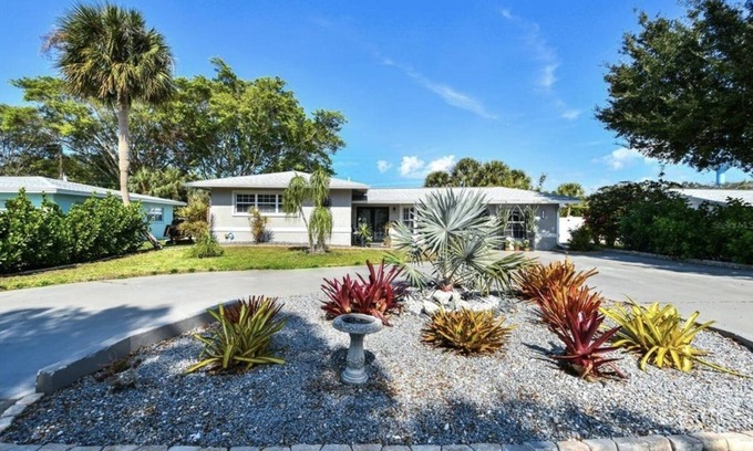 Venice House | Less than a mile to beach! heated pool! 4 bedrooms, 3 bathrooms private house.