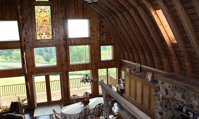 Iowa House | Let the beautiful country surround you!