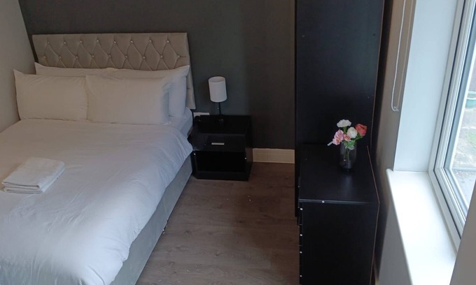 Stonebridge House | Letzi private en-suite Room, Near Wembley stadium