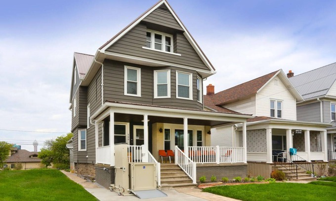Downtown Niagara Falls House | LG Spacious 6-bedroom house, wheelchair accessible, walk to the falls and casino