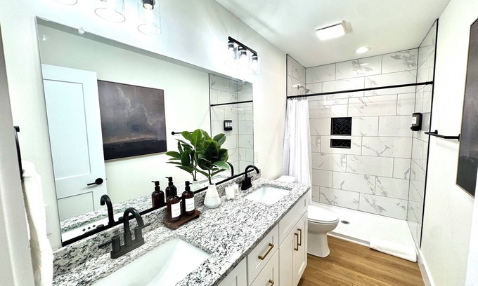 Lynchburg House | Liberty Cottage: Cozy 3BR/2BA home w/Deck & Huge Backyard- SLEEPS 6! UNBEATABLE LOCATION! Mins to Downtown, Mall, Dining & Trails. Quiet street, fully equipped kitchen & luxurious bedding. High-speed wifi. 3 streaming TVs. High-end comfort-low price!