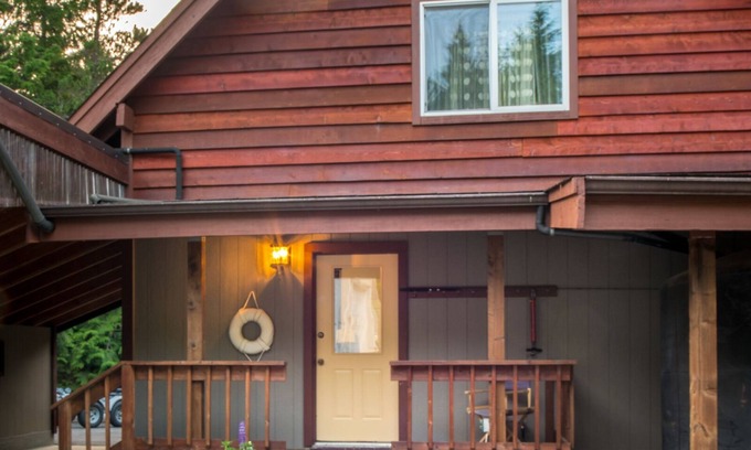 Ketchikan House | Lich Chalet is a large house located near Knudson Cove Marina.