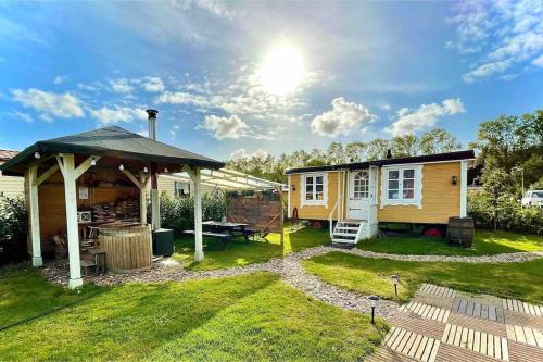 Luttelgeest House | Liefdevolle pipowagen met hot tub en beamer