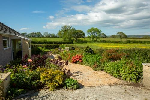 Llangwm House | Light bungalow with a view of countryside and river