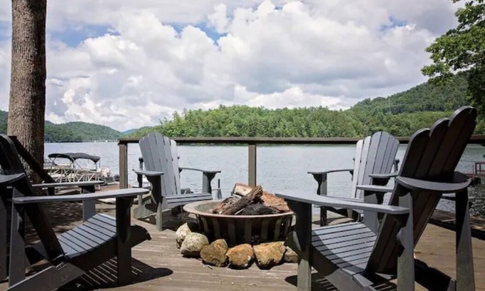 Santeetlah House | Light-filled custom Lake Front Home! GREAT FALL DATES AVAILABLE!