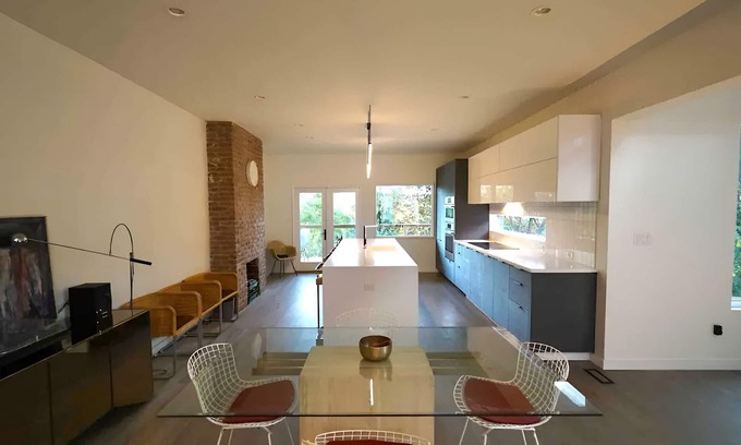 Pittsburgh House | Light Filled Designer Stay – Minutes to Stadiums, Spa Bath, Covered Parking