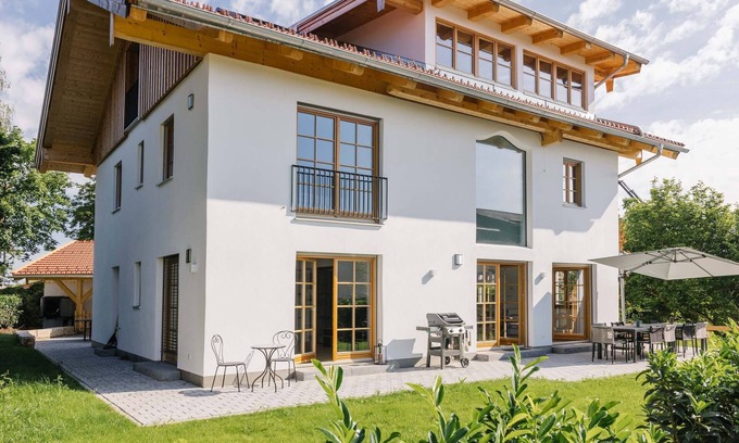 Wolkersdorf House | Light-flooded dream home between Chiemsee and the Alps