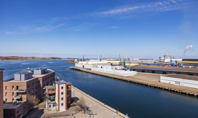 Wismar Apartment | Light-flooded harbor apartment with panoramic view, roof terrace and balcony