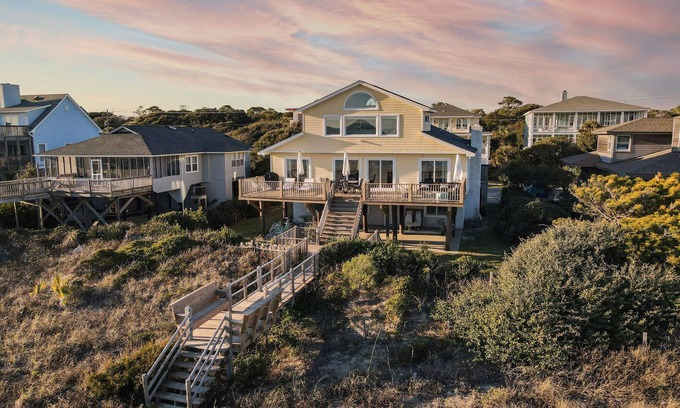 Folly Beach House | Lighthouse by AvantStay | Beachfront View Home w/Pool Table & Ping Pong