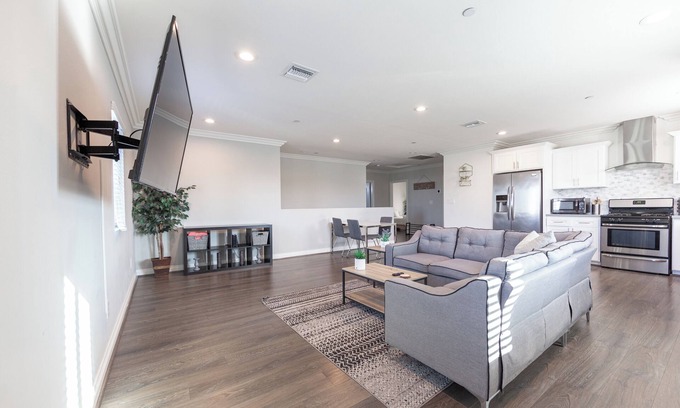 View Park-Windsor Hills House | Lightning Wi-Fi+Memory Foam Beds-WFH & Relax in LA