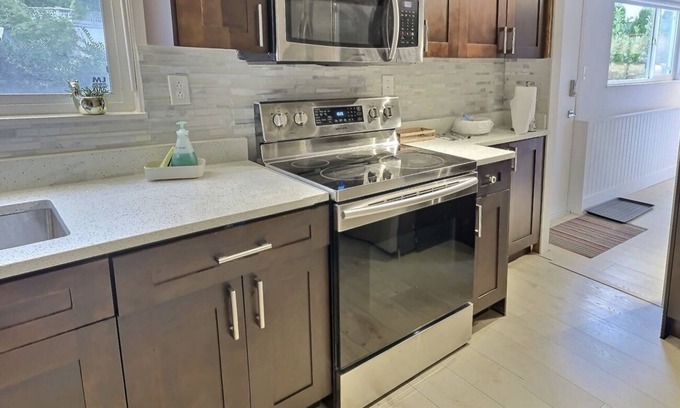 District of North Vancouver Apartment | Like new Suite with full kitchen and private bath