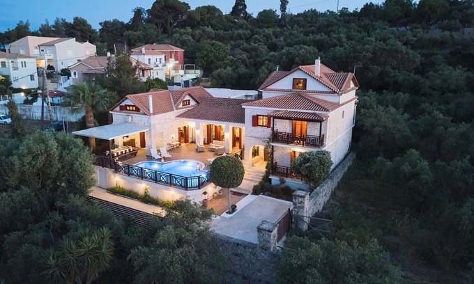 Akrotiri Villa | Lilas Luxury Villa, is a stone manor with its own private pool .