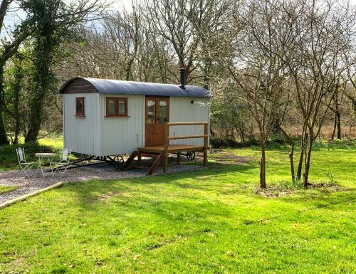 Holsworthy Ski Chalet | Lilliput - Delightful 1-bedroom shepherd's hut
