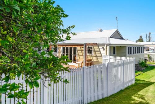 Yamba House | Lime Tree Cottage - Pet Friendly