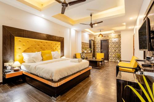 Sushant Lok Bed & Breakfast | Lime Tree Hotel Huda City Centre - Gurugram, Sector 29