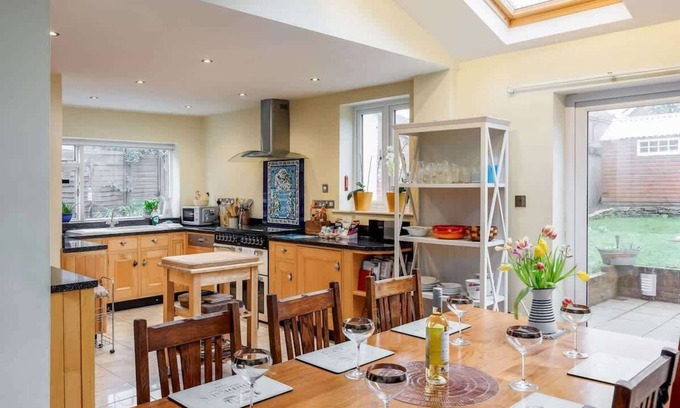 Poole House | Lime Tree House - Short Drive to Sandbanks Beach