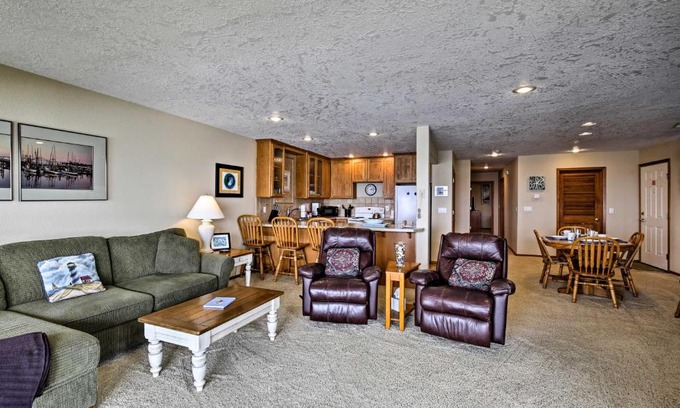 Lincoln Beach Apartment | Lincoln Beach Condo with Balcony and Ocean Views!