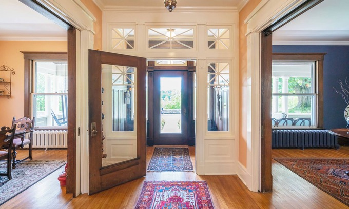 Niagara Falls Bed & Breakfast | Lion's Head Bed & Breakfast