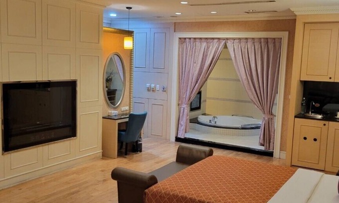 Fengshan District House | Lisa motel