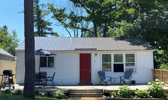Wasaga Beach Cottage | Listen to the waves from your front deck