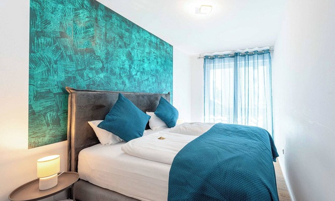 Sudliche Innenstadt Apartment | LiT LiVING: Luxus | Box SprIng | Parking | Balcony