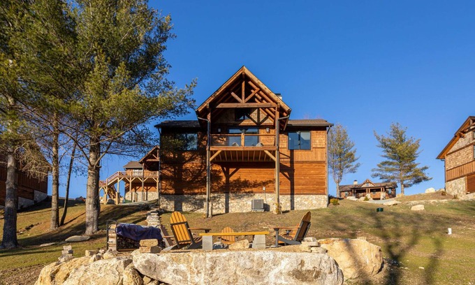 Banner Elk House | Little Big Bear at Eagles Nest - Two King Masters, Great Views, Walk to Tennis!