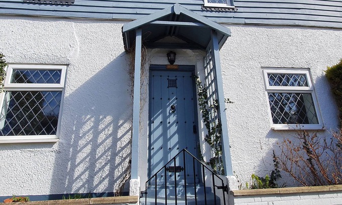 Minster Cottage | LITTLE BLUE COTTAGE, pet friendly, with open fire in Minster