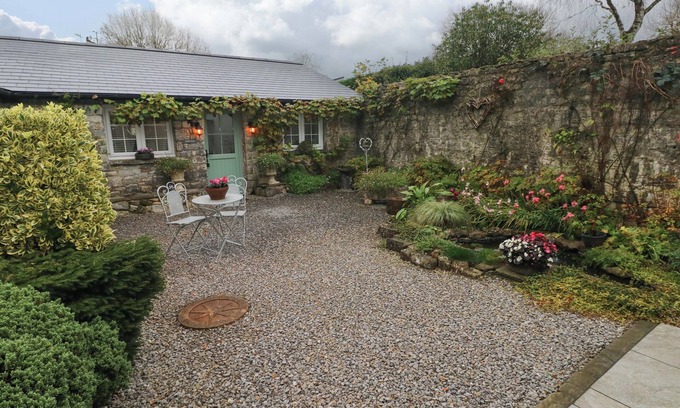 Cowbridge Cottage | LITTLE CLOUD, romantic, character holiday cottage in Cowbridge