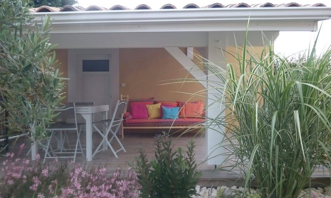 Andernos-les-Bains Cottage | LITTLE COZY NEST SURROUNDED BY A LANDSCAPE GARDEN