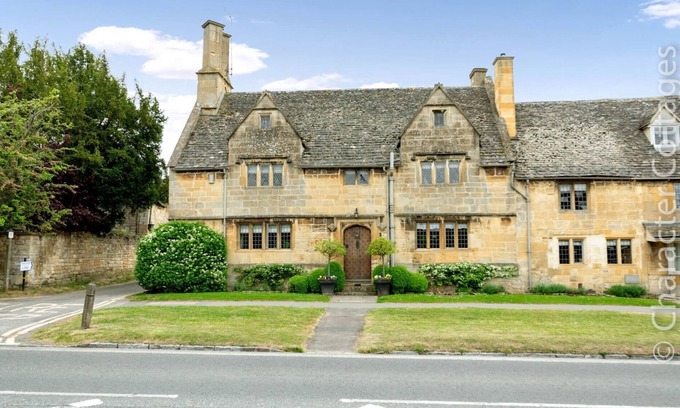 Broadway House | LITTLE GABLES, family friendly, character holiday cottage in Broadway