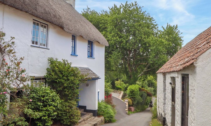 North Bovey Cottage | LITTLE GATE COTTAGE, pet friendly, with open fire in North Bovey